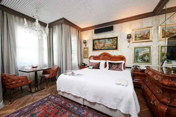 2025 beyoğlu historical hotels, istanbul historical hotels, beyoğlu tarihi oteller, faik pasha apartments, galata historical hotel, cihangir historical hotel, uzun süreli konaklama, sanat ve kültür oteli, lüks tarihi otel, butik otel beyoğlu, istanbul otel rehberi