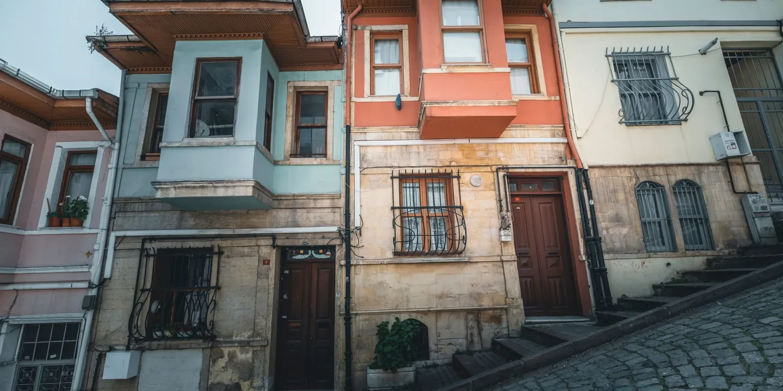 Where to Stay Near Istiklal Avenue: Quiet Streets, Boutique Hotels and Local Tips