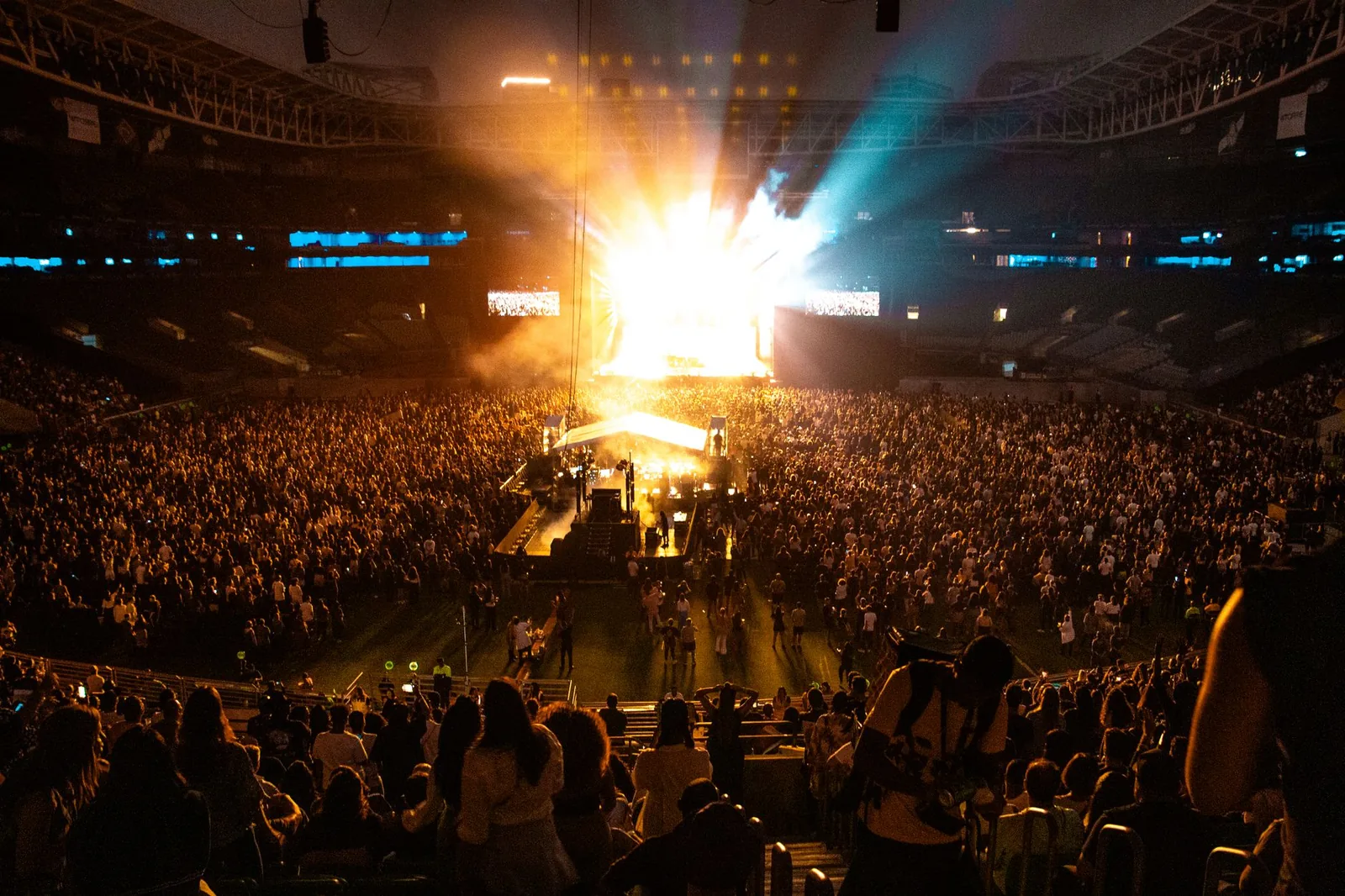 Warm stage lighting at a live concert venue in Istanbul