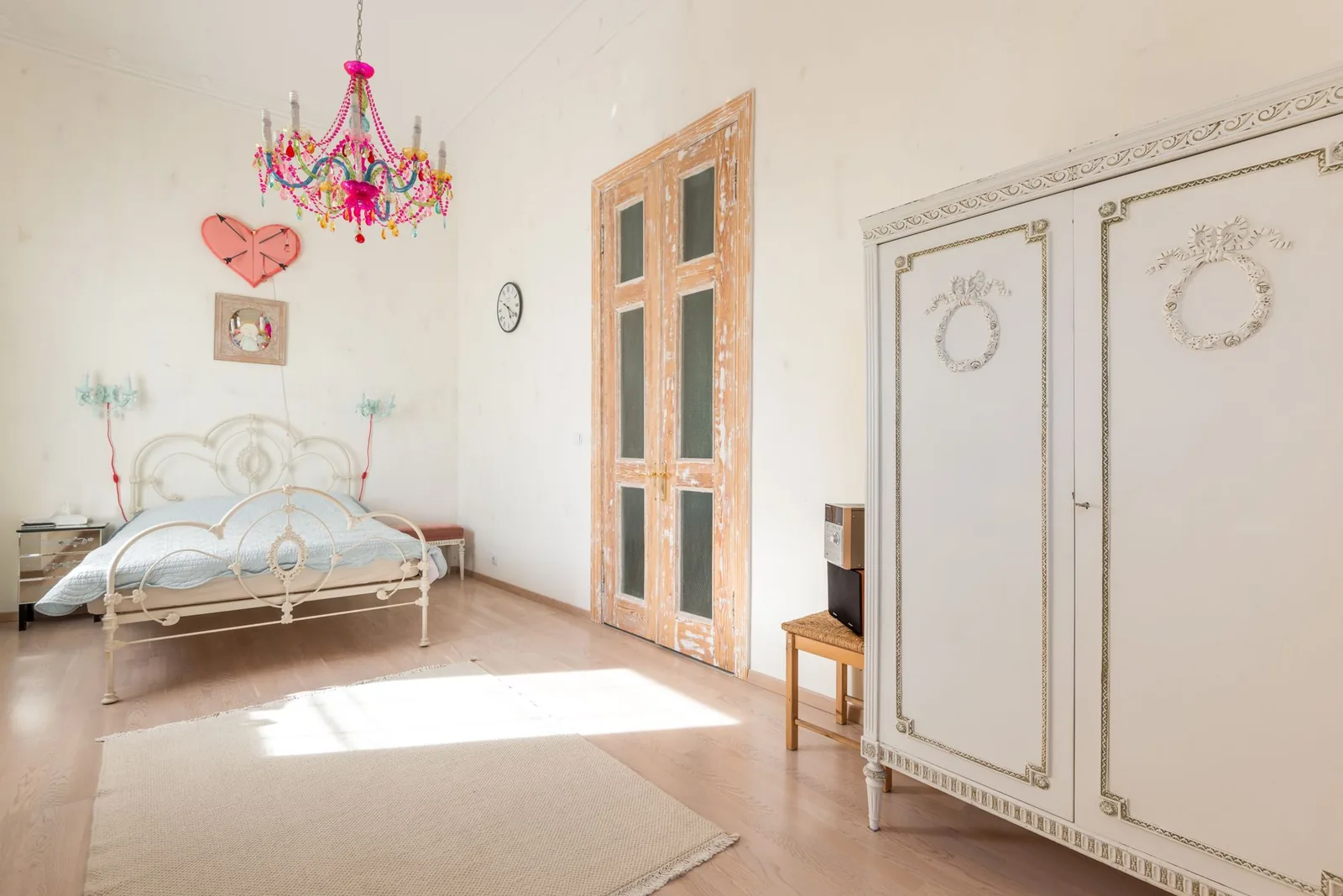 Bed and breakfast Beyoglu guest room with antique furniture in Çukurcuma