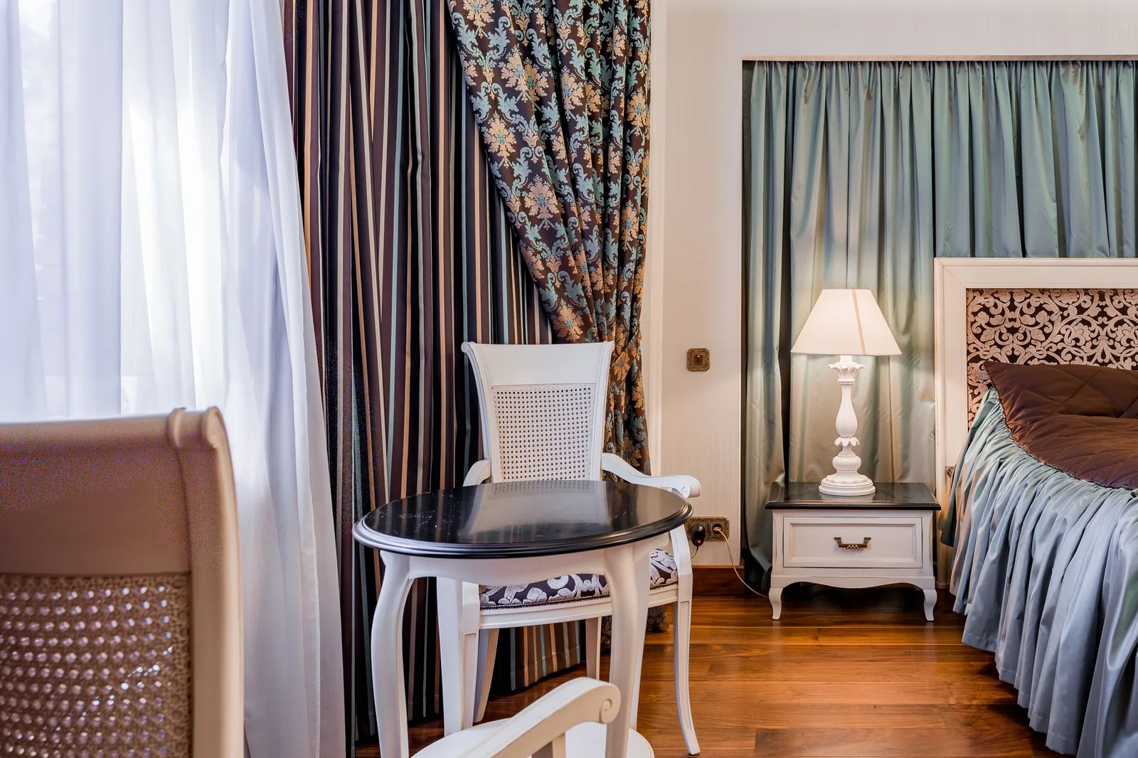 Small hotels in Beyoğlu antique furnished guest room - beyoglu small hotels