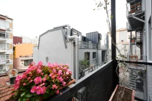 How to get from Istanbul airport to Beyoglu by metro and taxi