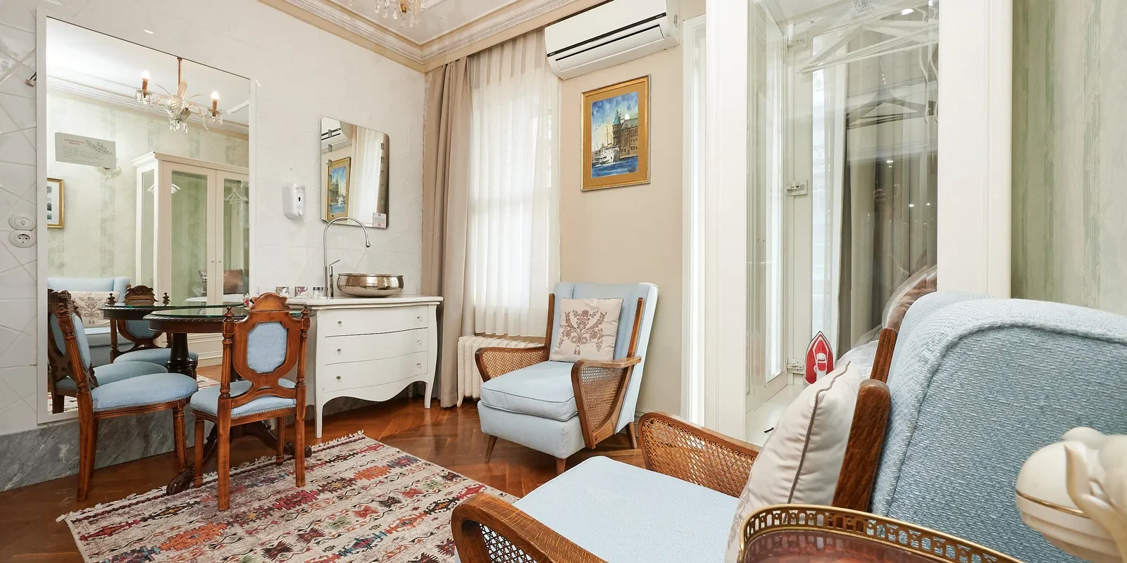 Nightlife in Beyoglu for Travelers: Rooftop Bars, Meyhanes and Quiet Corners